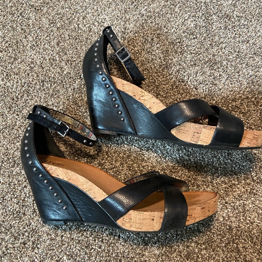 Like new size 10 wedges